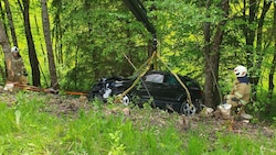 Das Auto stürzte in die Tiefe. (Bild: FF Mauterndorf)