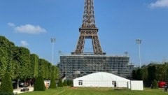 Vor dem Eiffelturm steht schon das Beachvolleyballstadion. (Bild: Gernot Bachler )