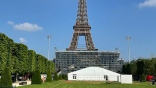 Vor dem Eiffelturm steht schon das Beachvolleyballstadion.