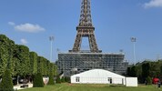 Vor dem Eiffelturm steht schon das Beachvolleyballstadion.