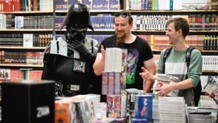 Bei den gut sortierten Merchandising-Ständen gibt’s allerhand – da ist selbst Darth Vader ...