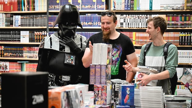 Bei den gut sortierten Merchandising-Ständen gibt’s allerhand – da ist selbst Darth Vader fasziniert. (Bild: Wenzel Markus)