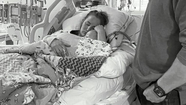 Kallie Wright in hospital with her son in her arms. A short time later, the three-year-old boy suddenly woke up from his coma. (Bild: Kallie Wright)
