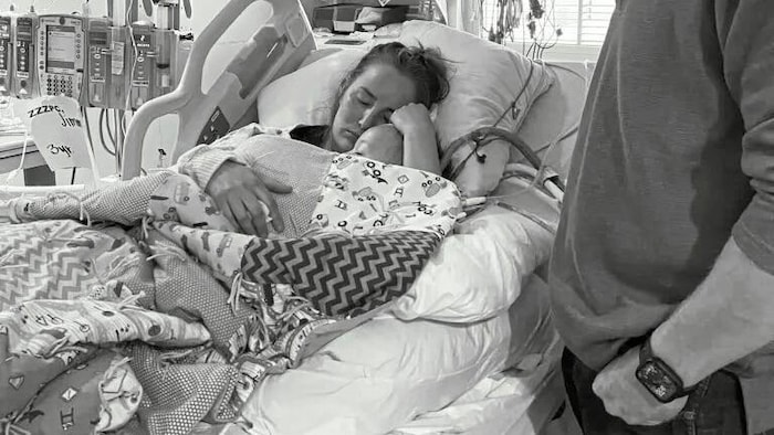 Kallie Wright im Spital, mit ihrem Sohn im Arm. Wenig später erwachte der dreijährige Bub ...