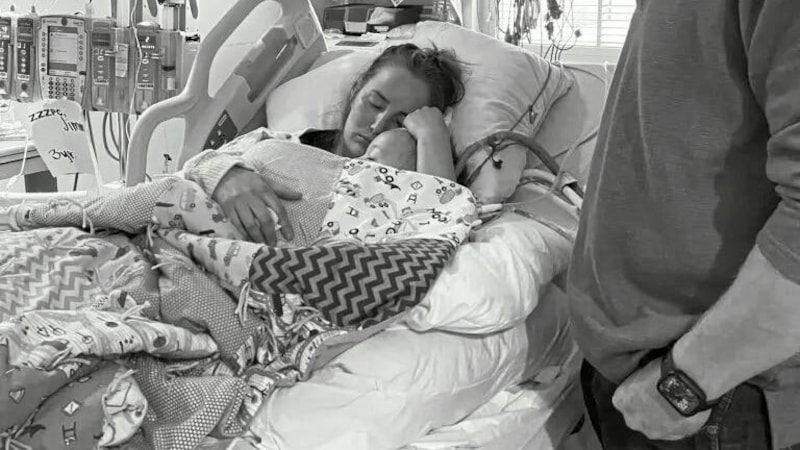 Kallie Wright im Spital, mit ihrem Sohn im Arm. Wenig später erwachte der dreijährige Bub plötzlich aus dem Koma. (Bild: Kallie Wright)
