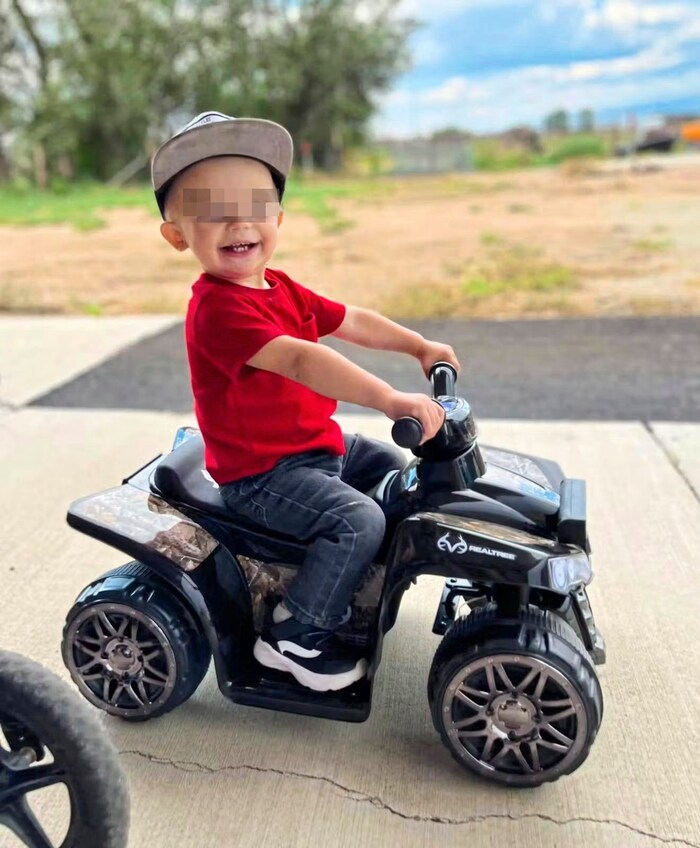 Levi vor dem Unfall, glücklich beim Spielen