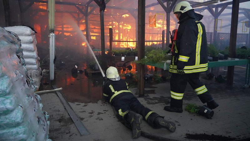 Feuerwehrleute kämpfen gegen die Flammen in dem Gebäude. (Bild: AP ( via APA) Austria Presse Agentur)