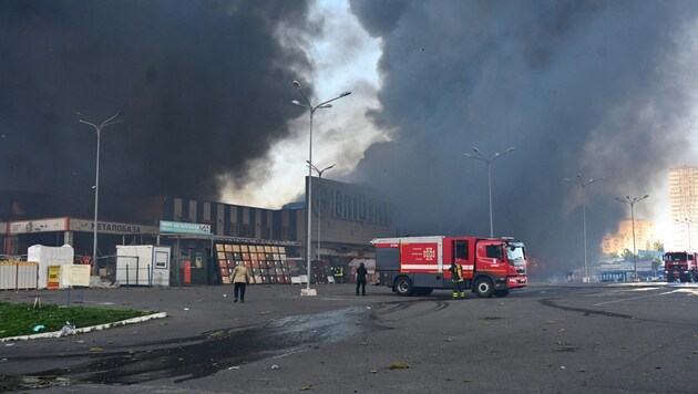 Around 200 civilians are said to have been in the DIY store. (Bild: APA/AFP/SERGEY BOBOK)