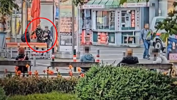 Aus einem Polizeibus heraus wurde die wüste Szene am Wiener Keplerplatz gefilmt.