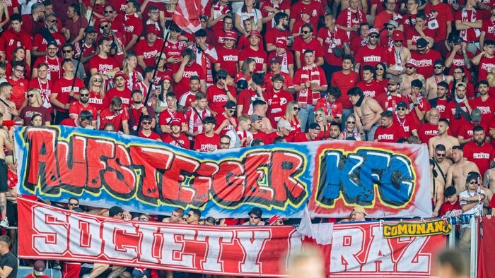 Die Fans steigen mit auf.
