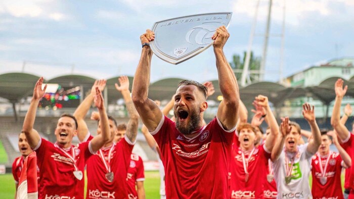 Topscorer Daniel Maderner mit der Trophäe.