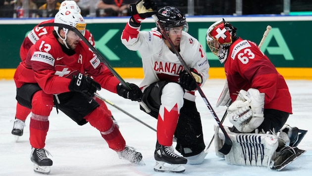 Ein harter Kampf auf Biegen und Brechen – und am Ende ringen die Schweizer die Kanadier nieder … (Bild: AP/Associated Press)