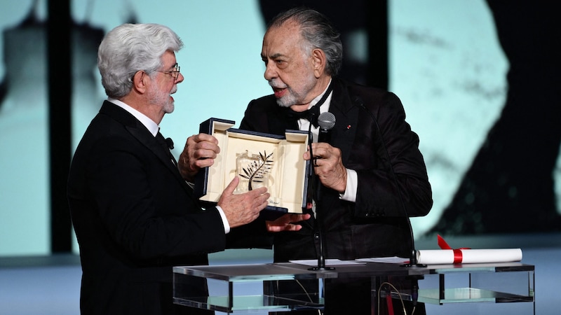 One Hollywood great presented the other with the palm of honor. (Bild: APA/AFP/Christophe SIMON)