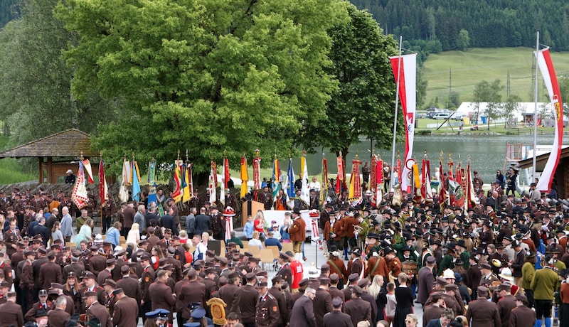 Hunderte Floriani, Trachtler und Besucher versammelten sich am Samstagnachmittag am Gelände des Badesees in Uttendorf. (Bild: Roland Hölzl/Hölzl Roland)