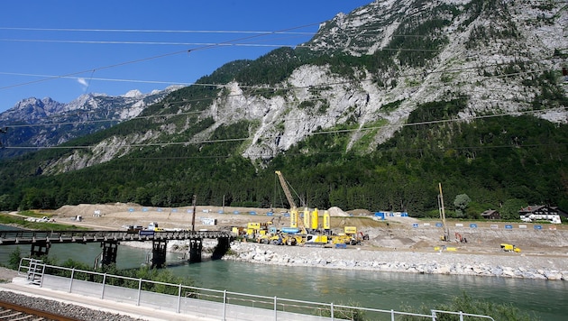 Salzburg AG and Verbund are currently working on a large construction site on the Salzach near Stegenwald. (Bild: Gerhard Schiel)