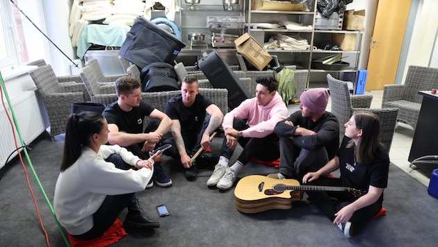 Alexander Eder and his band in an interview with "Krone" editor Jasmin Steiner - this is what tour life is like. (Bild: Birbaumer Christof)