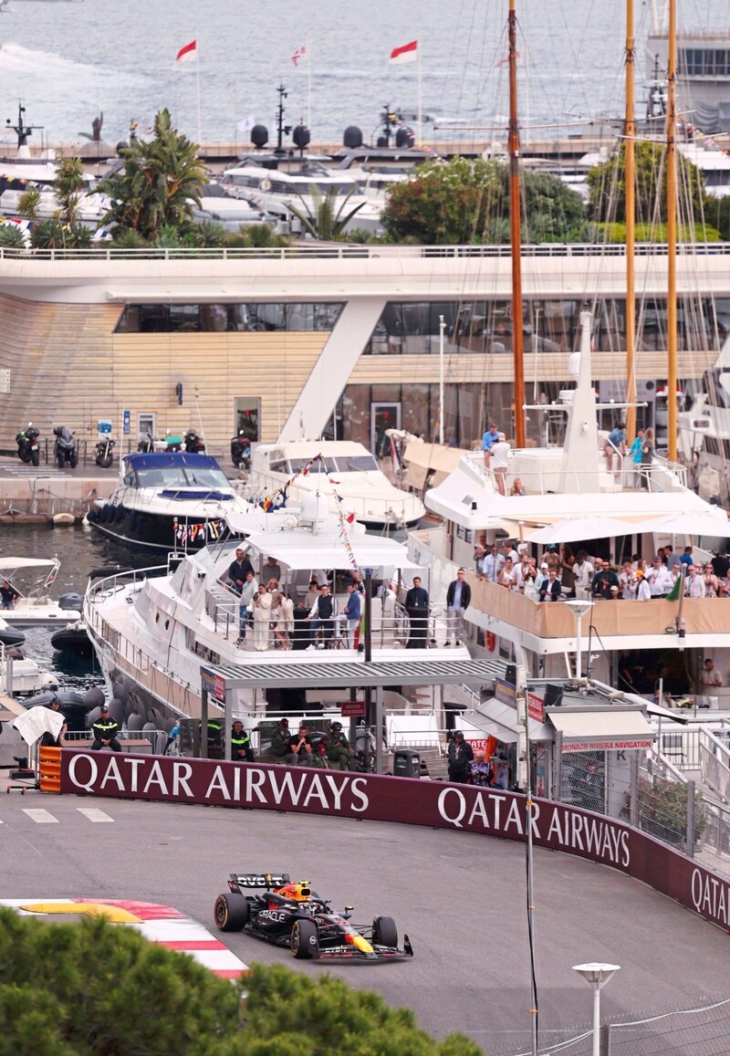 Max Verstappen has no view of the yachts. (Bild: REUTERS)