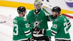 Die Dallas Stars bejubeln ihren Sieg gegen die Edmonton Oilers. (Bild: Copyright 2024 The Associated Press. All rights reserved.)