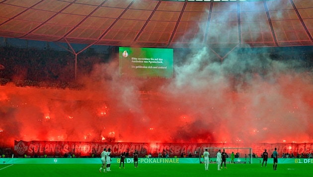 Kaiserslautern-Fans brannten massenhaft Pyrotechnik ab. (Bild: AFP)