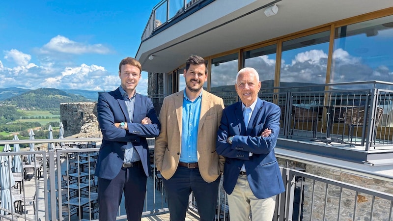 Martin Jezeršek (center) has leased the restaurant in Taggenbrunn Castle from Andreas and Alfred Riedl this year. (Bild: Alexander Schwab)