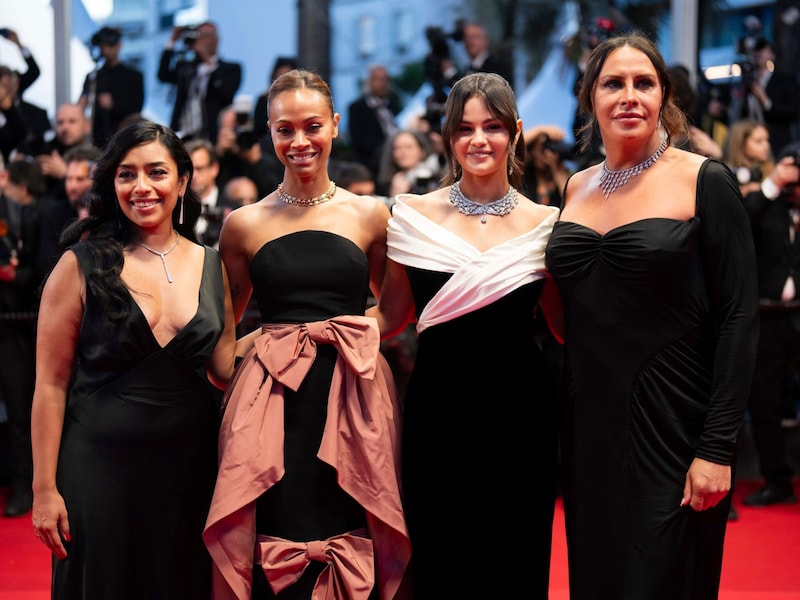 Adriana Paz, Zoe Saldana, Selena Gomez und Karla Sofía Gascon nach der Cannes-Vorführung von „Emilia Perez“ (Bild: AP ( via APA) Austria Presse Agentur/Scott A Garfitt/Invision)