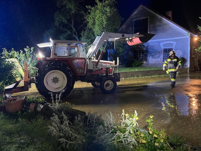Auf den Straßen stand zentimeterhoch Wasser.