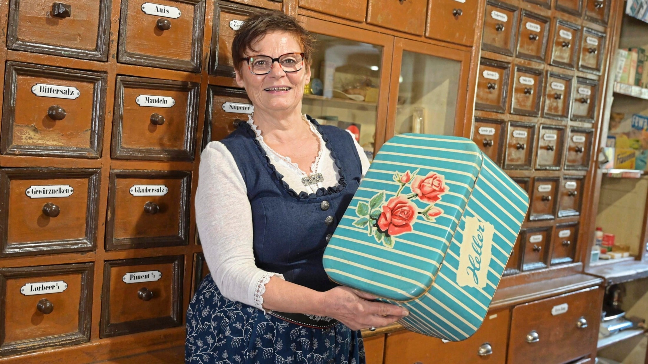 Greißlermuseumsbesitzerin Diana Erat kennt viele Geschichten der Handelsstraße. (Bild: EVELYN HRONEK) Greißlermuseumsbesitzerin Diana Erat kennt viele Geschichten der Handelsstraße. (Bild: EVELYN HRONEK)