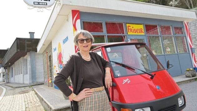 Everyone is amazed when hairdresser Veronika Fatzi (72) drives up to the border in her Ape. (Bild: EVELYN HRONEK)