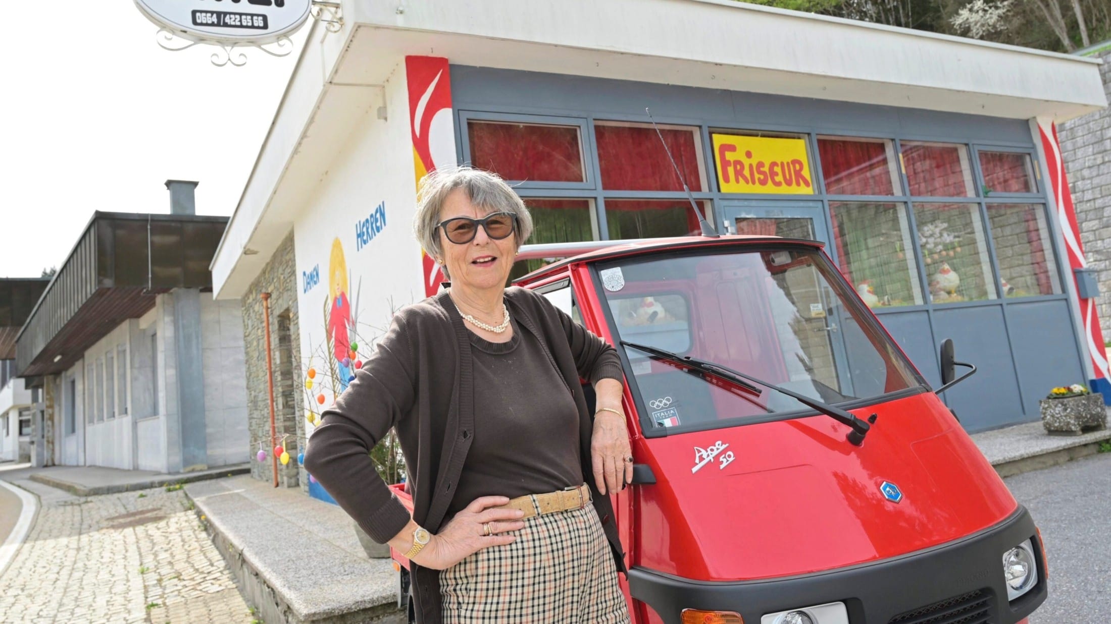 Alle staunen, wenn Friseurin Veronika Fatzi (72) mit ihrer Ape direkt an der Grenze vorfährt. (Bild: EVELYN HRONEK) Alle staunen, wenn Friseurin Veronika Fatzi (72) mit ihrer Ape direkt an der Grenze vorfährt. (Bild: EVELYN HRONEK)