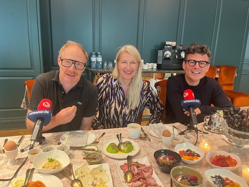 Manuel Rubey és Simon Schwarz színészek és kabaréművészek az Ö3 "Frühstück bei mir" című műsorának vendégeként, melynek házigazdája Claudia Stöckl. (Bild: Hitradio Ö3 Norbert Ivanek)