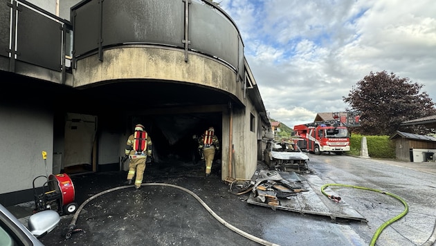 105 firefighters were needed to extinguish the fire. (Bild: APA/FEUERWEHR MITTERSILL)