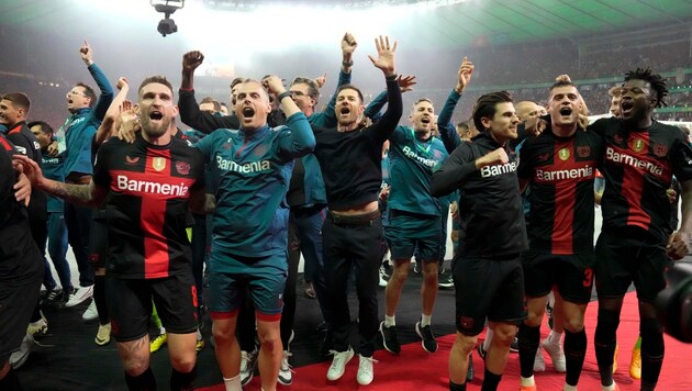 Leverkusens Double-Helden (Bild: AP ( via APA) Austria Presse Agentur/ASSOCIATED PRESS)