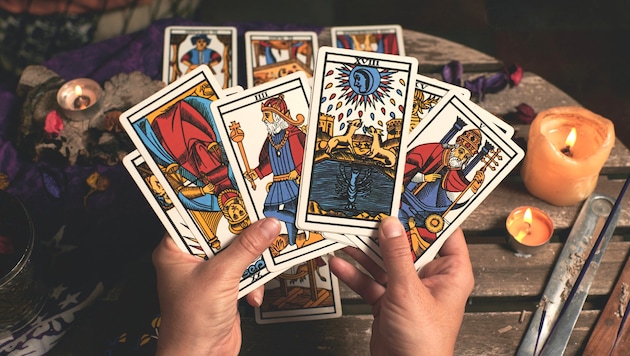 Tarot cards, coffee beans and water had provided the details of the invented robberies. (Bild: @crisblazmar/stock.adobe.com)