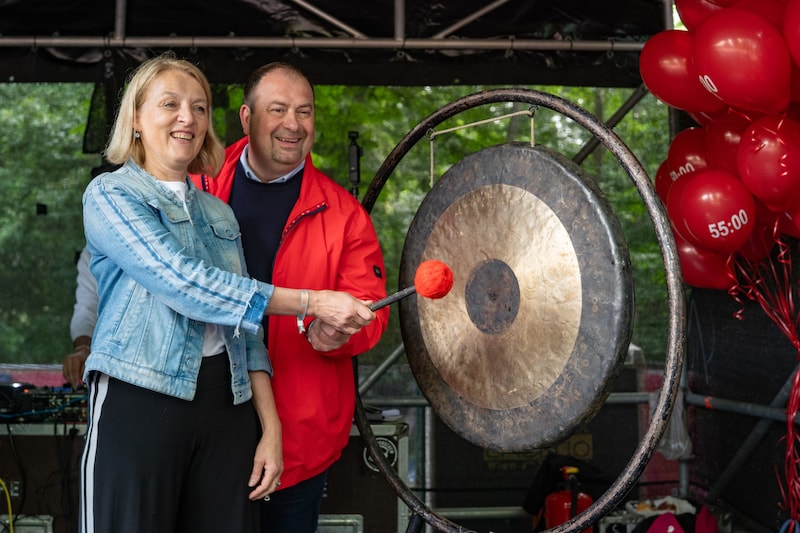 SPÖ-EU-Kandidatin Evelyn Regner hat den Gong geschlagen. (Bild: Markus Sibrawa)