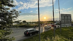 Tausende Tuner zog es am Samstag nach Pachfurth in Niederösterreich. Zahlreiche Besucher versuchten sich zu Fuß zum Veranstaltungsort durchzukämpfen. (Bild: Scharinger Daniel)