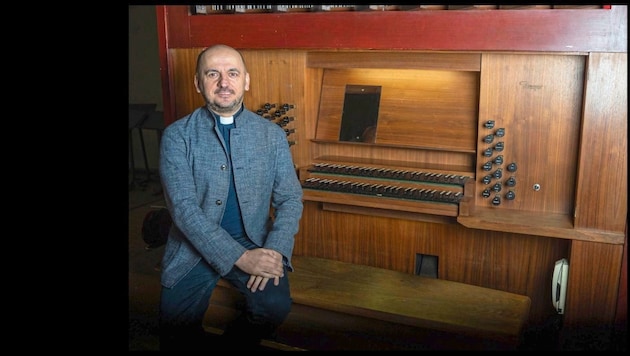 Pfarrer Pawel Marniak ist glücklich. Die Orgel soll Ende Juni wieder erklingen. (Bild: Vu Phan Quoc)