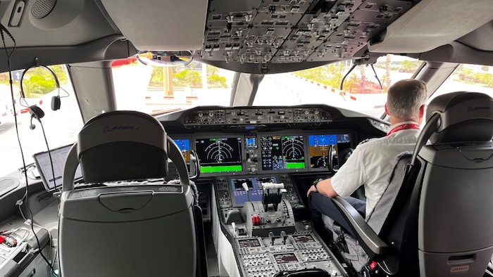 Das Cockpit des neuen Dreamliners