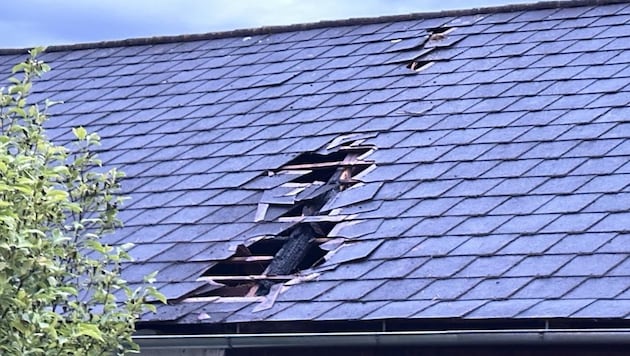 Das beschädigte Scheunendach nach dem Brand in Buchschachen – ein Blitzschlag wird als Ursache vermutet. (Bild: Schulter Christian)