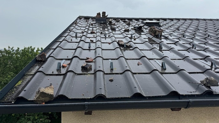Nach Blitzschlag: Die Feuerwehren Walbersdorf und Mattersburg entfernten die Trümmer vom Dach des Hauses.