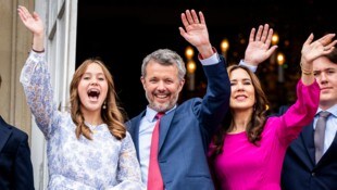 Prinzessin Josephine winkt am Geburtstag ihres Vaters König Frederik neben ihren Eltern und ihrem Bruder Kronprinz Christian überaus fröhlich vom Balkom. (Bild: AP/Ida Marie Odgaard/Ritzau Scanpix via AP)