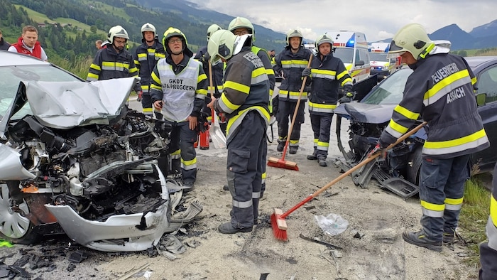 Die Autos wurden stark beschädigt.