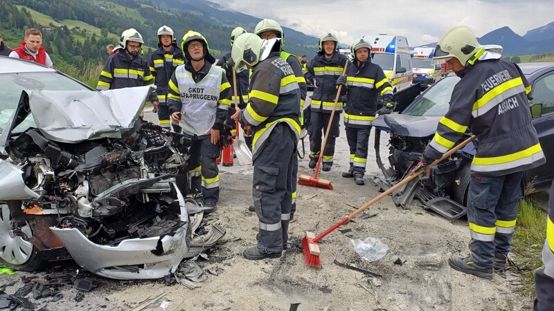Die Autos wurden stark beschädigt. (Bild: BFV Liezen / Schlüßlmayr)