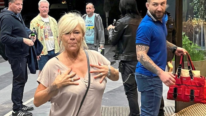 Kayıp bavullar neşesini bozmadı: Samantha Fox Hilton Danube Oteli'nin önünde.