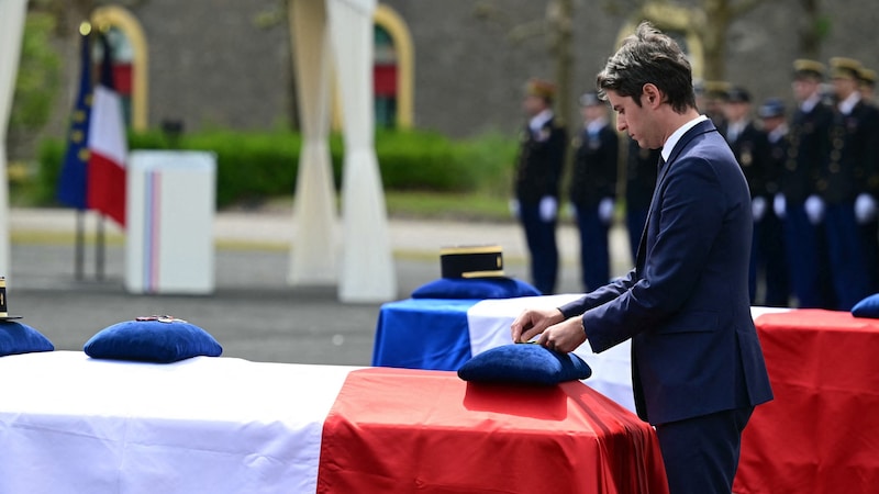 Frankreichs Premier Gabriel Attal verleiht französischen Gendarmen, die bei den Unruhen getötet wurden, posthum Orden. (Bild: APA/AFP/Miguel MEDINA)