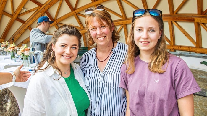 Alexandra Kammerlander (Mitte) und Tochter Anna-Maria (re.) trafen beim Fantag auch Ronja Forcher, die in der Serie die Tochter des „Bergdoktor“ spielt. Da war ein Foto Pflicht.