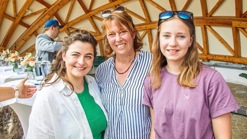 Alexandra Kammerlander (Mitte) und Tochter Anna-Maria (re.) trafen beim Fantag auch Ronja Forcher, die in der Serie die Tochter des „Bergdoktor“ spielt. Da war ein Foto Pflicht. (Bild: Going Foto Roland Defrancesco)