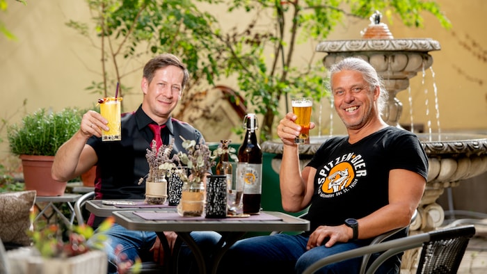 Flüssige Harmonie – Cocktail-Perfektionist Kloiber (li.) und „Spitzenbier“-Brauer Sodek