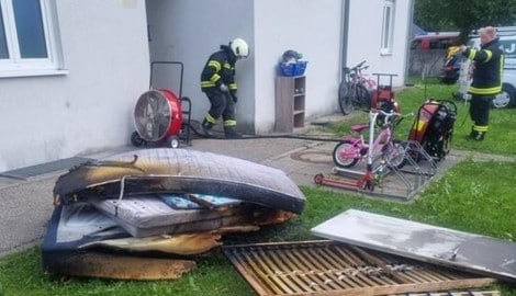 Nur der rasche Eingriff der zehn Feuerwehren konnte eine Katastrophe verhindern. (Bild: FF Bad Ischl, Krone KREATIV)