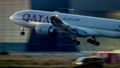 Ein Flugzeug von Qatar Airways (Archivbild) wurde heftig durchgeschüttelt. (Bild: AP/Michael Probst)