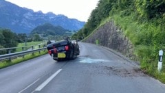 Das Fahrzeug wurden ziemlich in Mitleidenschaft gezogen.  (Bild: Kantonspolizei St. Gallen)